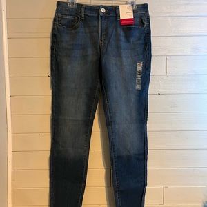 SO low rise, skinny jeans
13/32W
New with tags